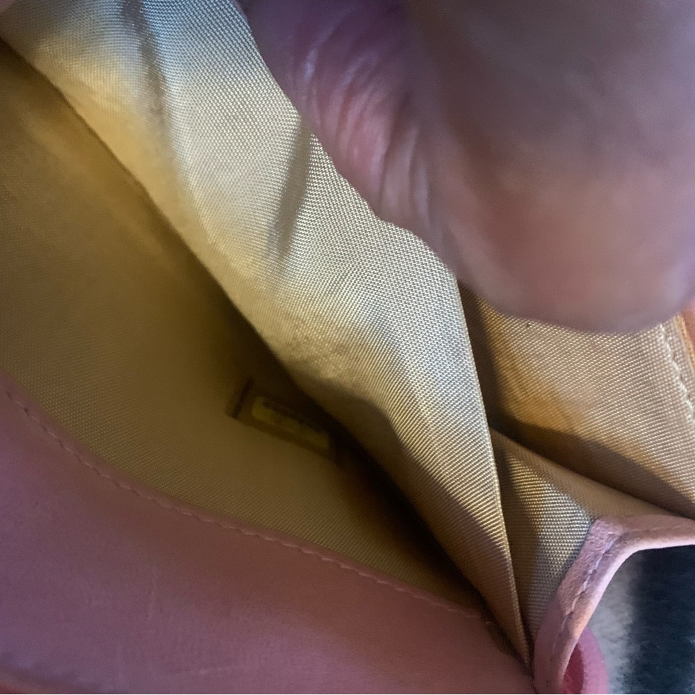 Pre owned light pink  Chanel zip wallet.  Great condition - Picture 5 of 11